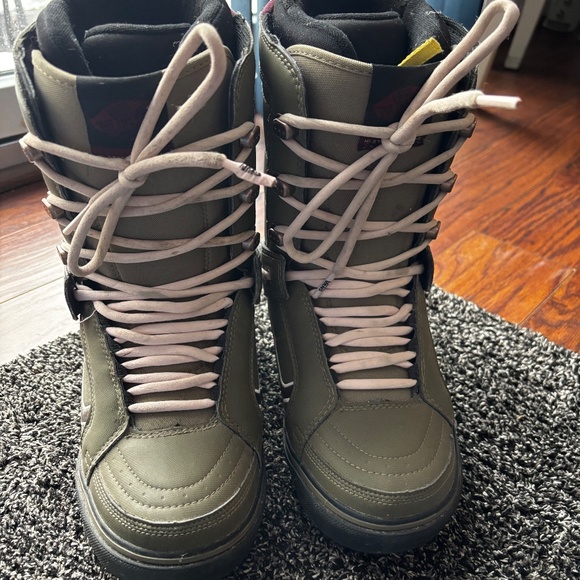 Women’s Vans Lace-Up Snowboard Boots - Picture 2 of 10